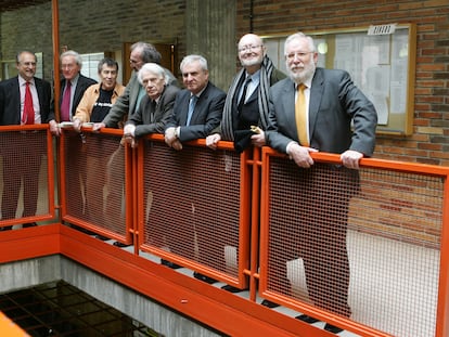 De izquierda a derecha, Francisco Aldecoa, Elías Díez, Fernando Sánchez Dragó, Javier Pradera, Jorge Semprún, Enrique Múgica, Julio Diamante y Carlos Berzosa, en 2006 en un acto en la Universidad Complutense con motivo del 50º aniversario de los sucesos de 1956.