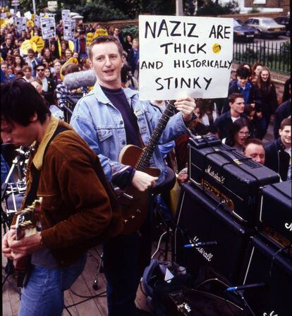 Tres son los temas clave en la historia del gran Billy Bragg: la política, el amor y el fútbol. ¿Acaso hay algo más?