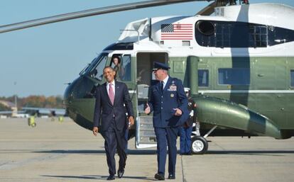 Barack Obama se dirige al avión presidencial este lunes.