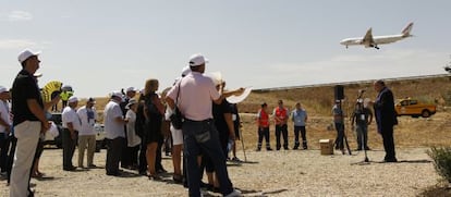 Familiares de las víctimas del accidente aéreo de Spanair, hoy en el lugar del accidente.