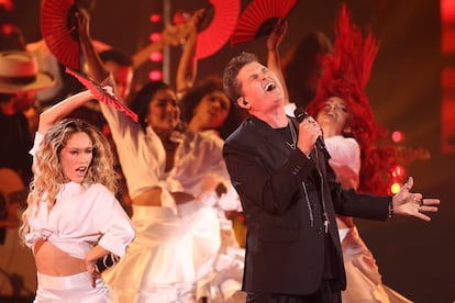 El propio Carlos Vives fue el encargado de dar inicio a la ceremonia, interpretando fragmentos de sus grandes xitos como 'La bicicleta', 'Robarte un beso' y  La tierra del olvido.