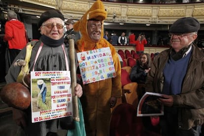 Público asistente al sorteo extraordinario de Navidad en el Teatro Real