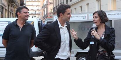 En el centro, Hervé Falciani, cabeza de lista del Partido X, y a la derecha la 'número dos', Simona Levi, el pasado 16 de mayo en Málaga.