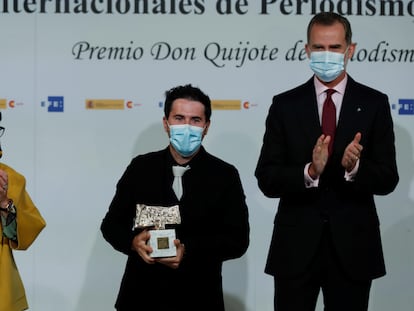 El director de la Revista 5w, Agus Morales, tras recibir de manos del rey Felipe y en presencia de la ministra de Asuntos Exteriores, Arancha González Laya, el Premio de Periodismo Rey de España este martes en Madrid.