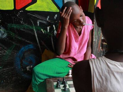 Dos niñas juegan al ajedrez en Katwe, barrio chabolista de Uganda.