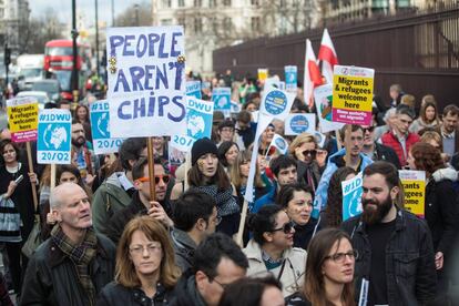 Varios manifestantes y migrantes protestan frente al parlamento de Londres.