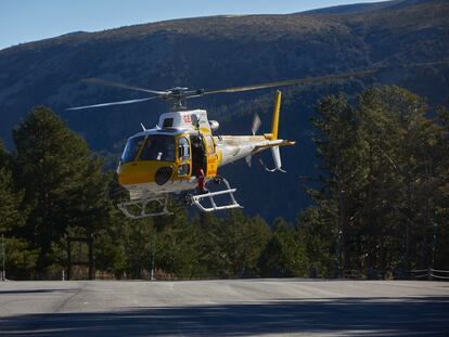 Helicóptero de rescate en el que viaja la presidenta de la Comunidad de Madrid, Isabel Díaz Ayuso, el día de la presentación del Plan de Inclemencias Invernales 2020-2021, en el Puerto de Cotos, Rascafría.