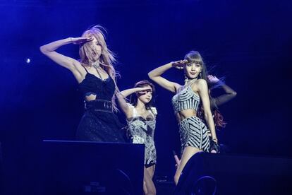 Las integrantes del grupo Blackpink, desde la izquierda, Rose, Jenni Kim y Lisa, durante la interpretación de una de sus canciones durante el festival, el 12 de abril.