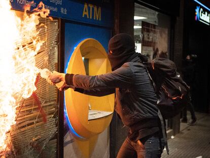 Un manifestante quema un banco en Barcelona durante las protestas por Hasél, el pasado sábado.