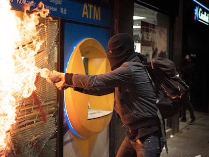 Un manifestante quema un banco en Barcelona durante las protestas por Hasél, el pasado sábado.