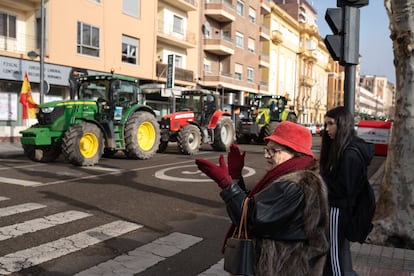 Una mujer aplaude a los manifestantes, este jueves en Zamora.