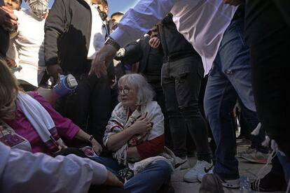 Una mujer miembro de la asociación feminista Mujeres del Muro agarra un rollo de la Torá, rodeada por las fuerzas de seguridad israelíes que detienen a los manifestantes en el Muro Occidental, el sitio más sagrado donde los judíos pueden orar, en la Ciudad Vieja de Jerusalén.