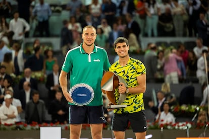 Carlos Alcaraz y Jan-Lennard Struff en la final del Mutua Madrid Open disputado este domingo en la Caja Mágica, con sus trofeos.
