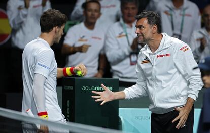 Bruguera anima a Carreño durante las Finales de la Copa Davis, el mes pasado en Málaga.