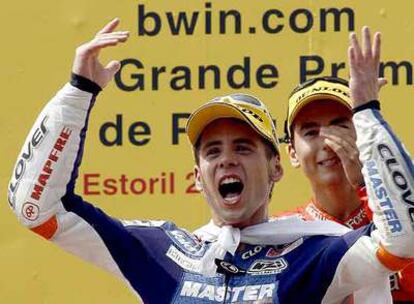 Bautista celebra su victoria. Tras él, Jorge Lorenzo le aplaude.