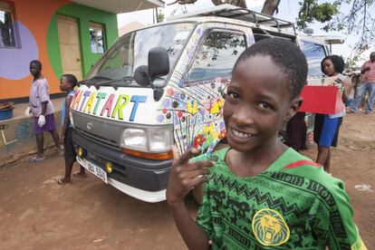 Matatart es un proyecto dirigido por un arquitecto italiano de 30 años, un cooperante también italiano y una joven ugandesa. Su objetivo es que los niños que han sido abandonados o viven en la calle en Kampala (Uganda) se interesen por la cultura. El nombre de Matatart viene del matatu, y son las furgonetas que funcionan como taxis. La organización ha comprado un viejo matatu en Japón y lo han convertido en un pequeño centro cultural que se desplaza por los suburbios de la capital ugandesa.