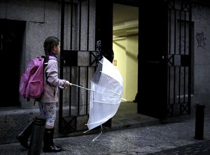 Una niña, a la entrada del colegio público Palacio Valdés de Madrid, en octubre de 2019.