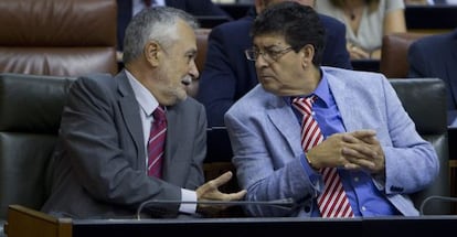 Griñán (izquierda) y Valderas conversan en sus escaños durante el debate sobre el estado de la comunidad el pasado 27 de junio.