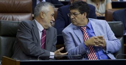 Griñán (izquierda) y Valderas conversan en sus escaños durante el debate sobre el estado de la comunidad el pasado 27 de junio.