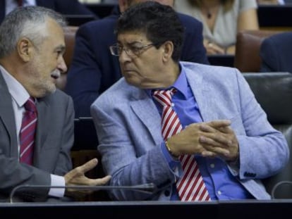 Griñán (izquierda) y Valderas conversan en sus escaños durante el debate sobre el estado de la comunidad el pasado 27 de junio.