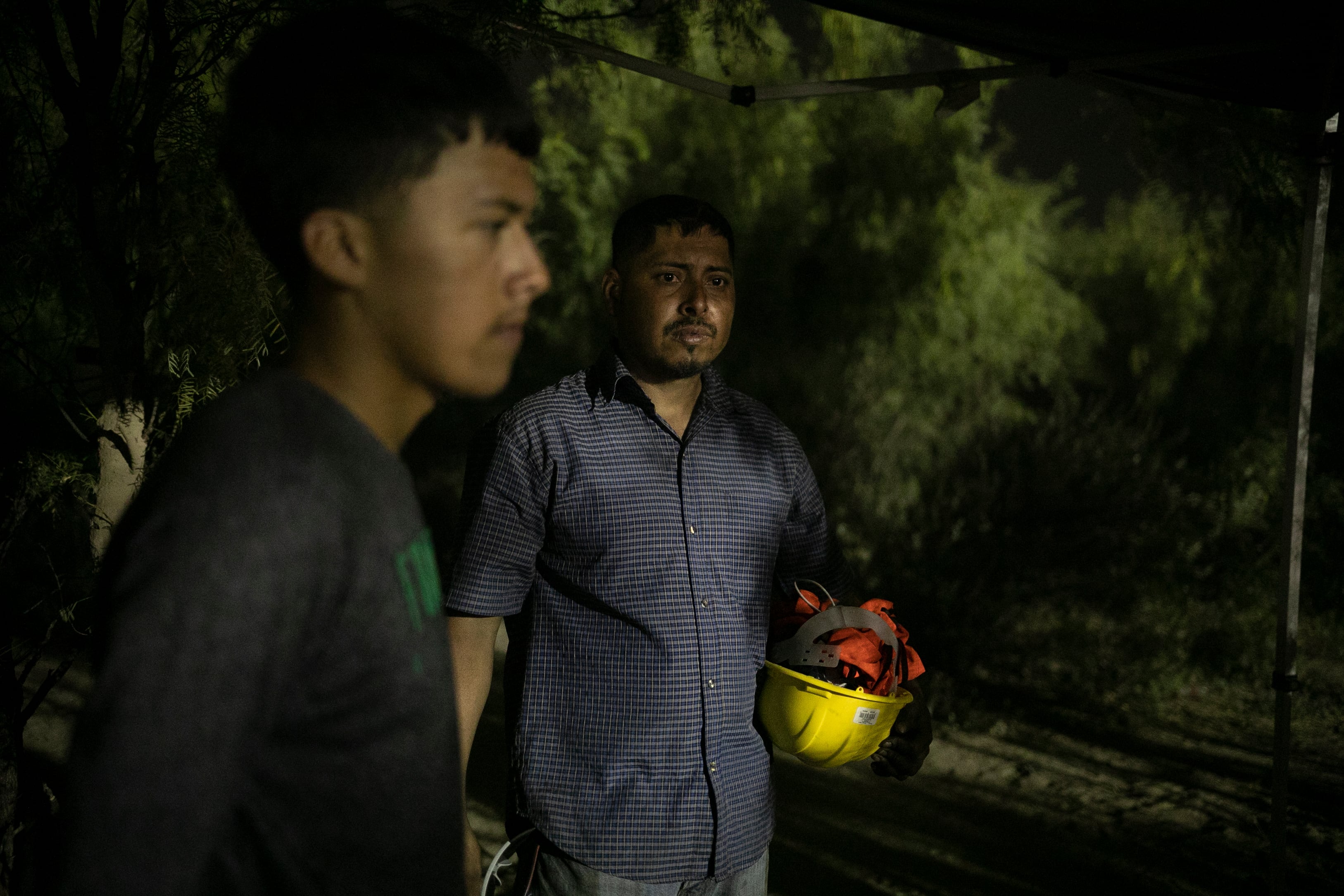 Sergio Martínez participa en las labores de rescate para salvar a su hermano, Jorge Luis. 