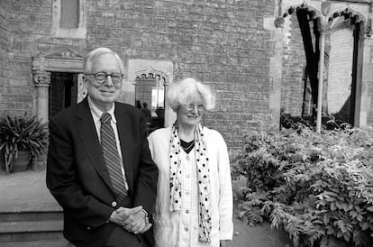 Robert Venturi junto a su esposa y socia Denise Scotte Brown, él recibió el Pritzker, ella se negó a asistir a la ceremonia.