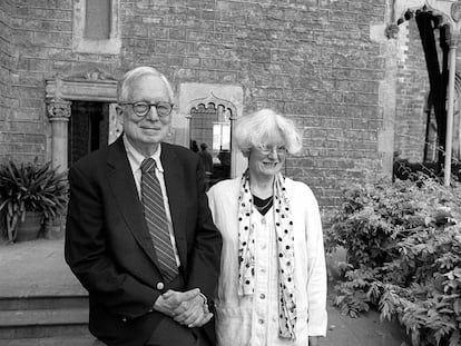 Robert Venturi junto a su esposa y socia Denise Scotte Brown, él recibió el Pritzker, ella se negó a asistir a la ceremonia.