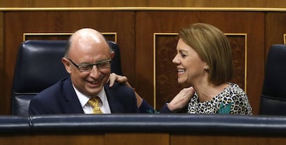 Crist&oacute;bal Montoro y Mar&iacute;a Dolores de Cospedal, en el Congreso, la pasada semana.