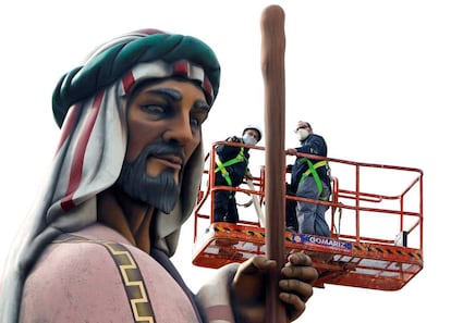 Técnicos de un gabinete de arquitectura miden la altura del San José de Alicante.