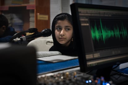 Las jóvenes corren grandes riesgos yendo a la estación de radio. Hasta la fecha, las autoridades talibanes toleran la actividad de Radio Begum, pero se vigila a todos los empleados, aprendices y estudiantes, así como a sus familias.