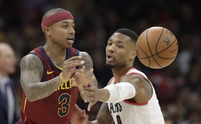 Isaiah Thomas hace jugada ante Damian Lillard.