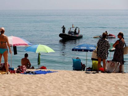 La Guardia Urbana de Badalona (Barcelona) ha cerrado el acceso a una parte de la playa del Cristall.