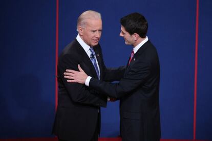 Joe Biden y Paul Ryan se saludan antes de que comience el debate. Hace una semana, el cara a cara lo protagonizaron los candidatos presidenciales Barack Obama y Mitt Romney.