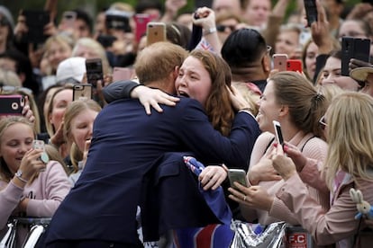 Los habitantes de Oceanía se han volcado con la visita de los duques de Sussex. En la imagen, el príncipe Enrique saluda a una joven, visiblemente emocionada, en los Reales Jardines Botánicos de Melbourne, Australia, el 18 de octubre.