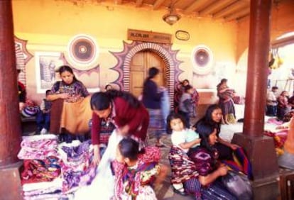 Mujeres con vestidos tradicionales en el mercado de Chichicastenango (Guatemala).