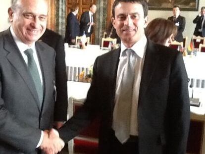 Los titulares de Interior de España y Francia, el popular Jorge Fernandez Díaz y el socialista Manuel Valls, antes del inicio de la reunión del G-6 en Múnich (Alemania).