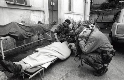 Un grupo de milicianos llora frente al cadáver de un compañero durante la guerra de los Balcanes, en 1993. 