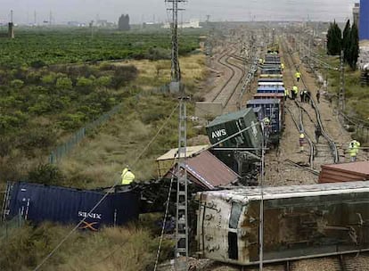 Una imagen del tren cargado de azulejos que descarriló ayer entre las estaciones de Nules y Moncofa, en Castellón.