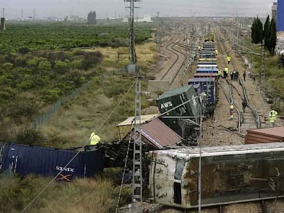 Una imagen del tren cargado de azulejos que descarriló ayer entre las estaciones de Nules y Moncofa, en Castellón.