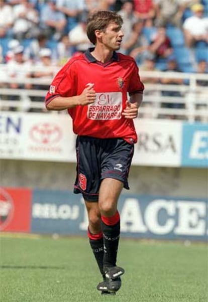 El jugador del Osasuna " Cuco" Ziganda, en un encuentro de segunda división contra el Leganés en 1999.