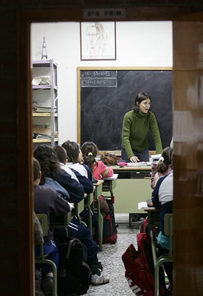 Alumnos de primaria y su profesora, durante una clase en el colegio Amorós de Madrid.