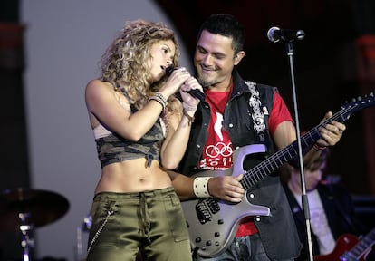 Shakira y Alejandro Sanz protagonizaron uno de los éxitos del verano con el tema “La tortura” (2005). Esta canción la llevó a ocupar los primeros lugares en las listas musicales en varios países y se mantuvo durante 25 semanas consecutivas en el puesto número uno de Hot Latín Tracks de Billboard.