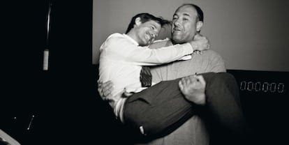 O cineasta Jonze, nos braços do falecido ator James Gandolfini, em 2008.