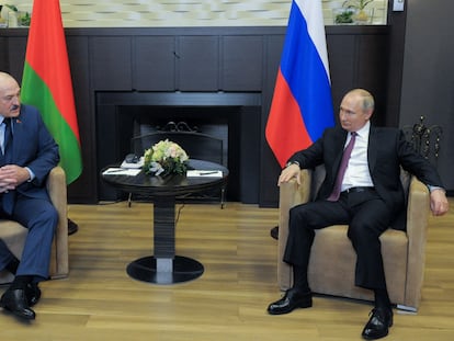 Aleksandr Lukashenko y Vladímir Putin, este viernes en una reunión en la ciudad rusa de Sochi, en el Mar Negro.