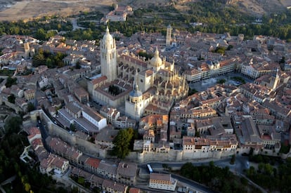 El acueducto de Segovia comparte la denominación de patrimonio mundial junto con la ciudad histórica segoviana, en la que se pueden ver el alcázar del siglo XI y la catedral gótica del siglo XVI (en el centro de la fotografía). La entrada al alcázar cuesta cinco euros, mientras que la de la catedral son tres euros.