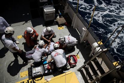 Personal de Metges Sense Fronteres explica a tota la tripulació tècniques bàsiques de reanimació per preparar-se per a un primer rescat, el 9 de juny.