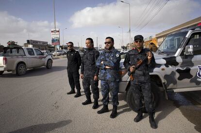 Cinco años tras Gadafi y con las heridas aún abiertas, Misrata podría convertirse en punta de lanza de otra guerra, contra el ISIS. En la imagen, control policial en Misrata (Libia), el 24 de febrero de 2016.