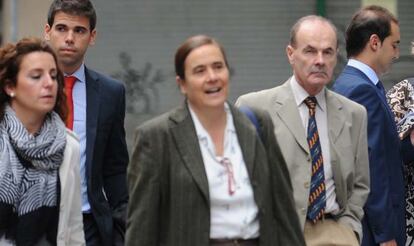 Goiriena y Barranquero, a la derecha, junto a sus abogados, a la llegada a la Audiencia.