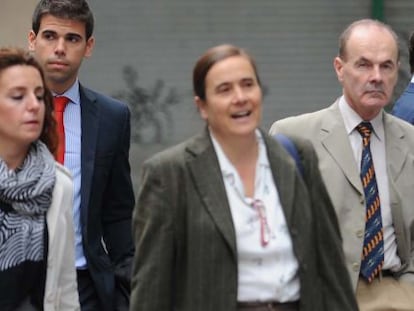 Goiriena y Barranquero, a la derecha, junto a sus abogados, a la llegada a la Audiencia.