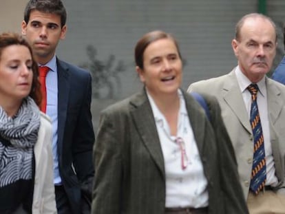 Goiriena y Barranquero, a la derecha, junto a sus abogados, a la llegada a la Audiencia.